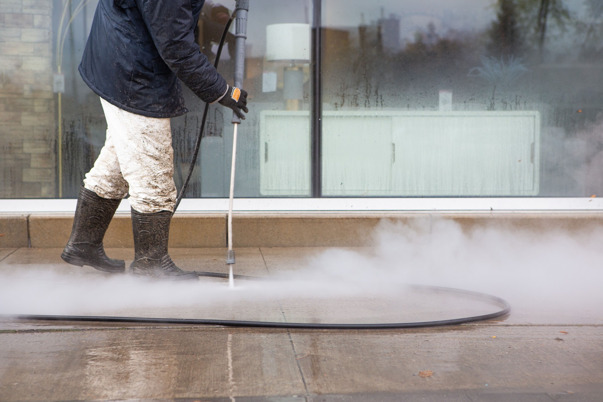 Lavage sous pression d’un trottoir