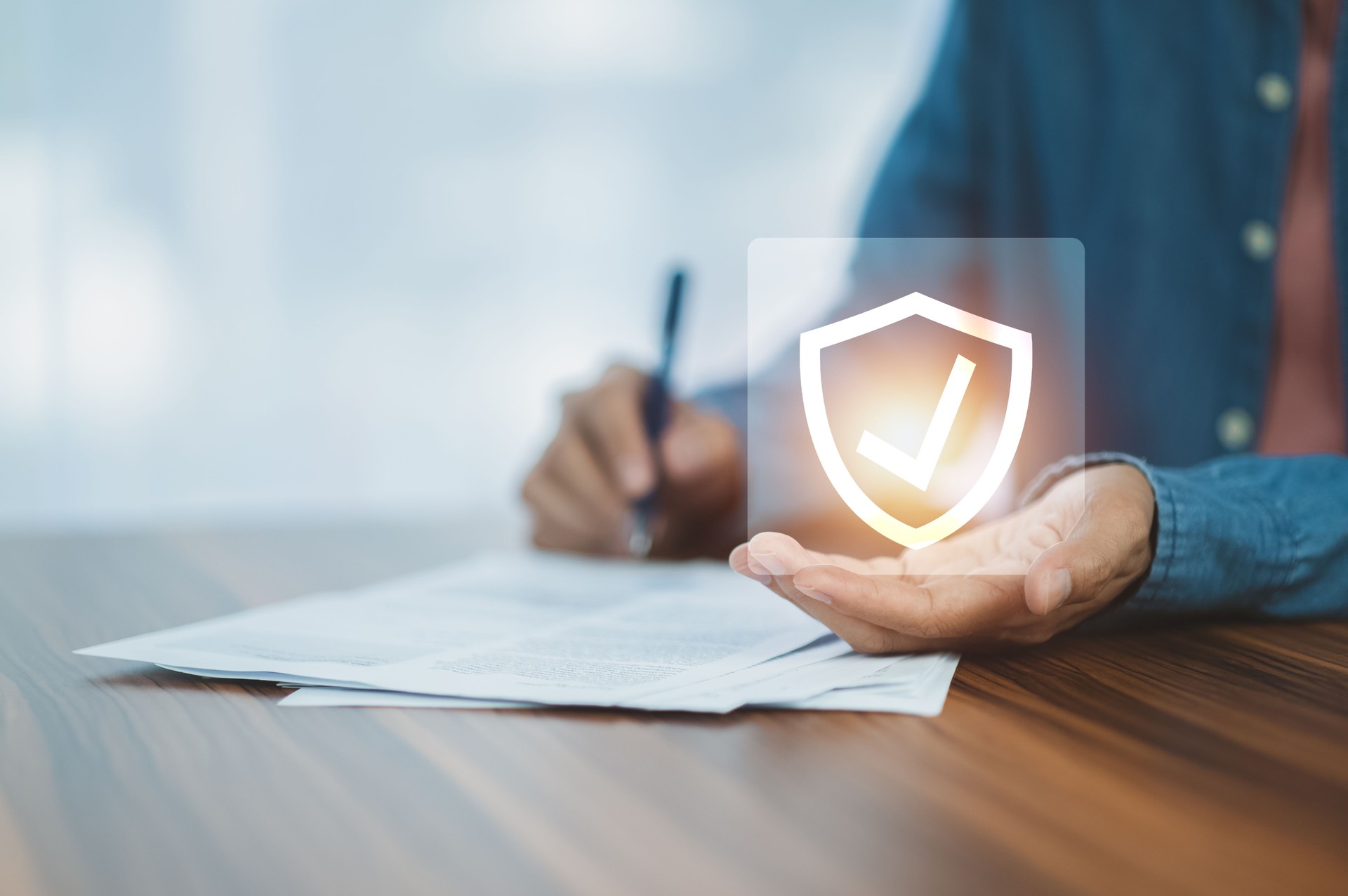 Document de signature de l’homme pour l’investissement en assurance-vie